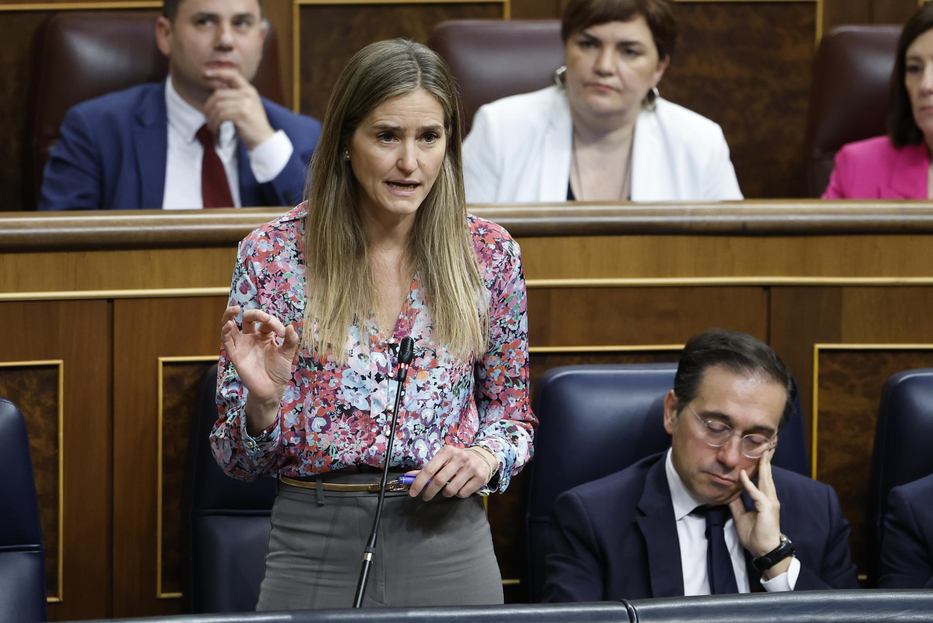 La ministra Transición Ecológica, Sara Aagesen este miércoles durante el pleno del Congreso con la sesión de control al Ejecutivo, en la que la oposición pregunta sobre la unidad de la coalición de Gobierno, los "escándalos de corrupción" y las investigaciones judiciales en curso, la inmigración, el apagón eléctrico, la vivienda y el plan de regeneración democrática, entre otros asuntos. EFE/ Chema Moya
