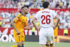 SEVILLA, 18/05/2025.- El delantero del Real Madrid Kylian Mbappé celebra su gol en el partido de la jornada 37 de LaLiga que Sevilla FC y Real Madrid disputaron en el estadio Sánchez-Pizjuán, en Sevilla. EFE/José Manuel Vidal