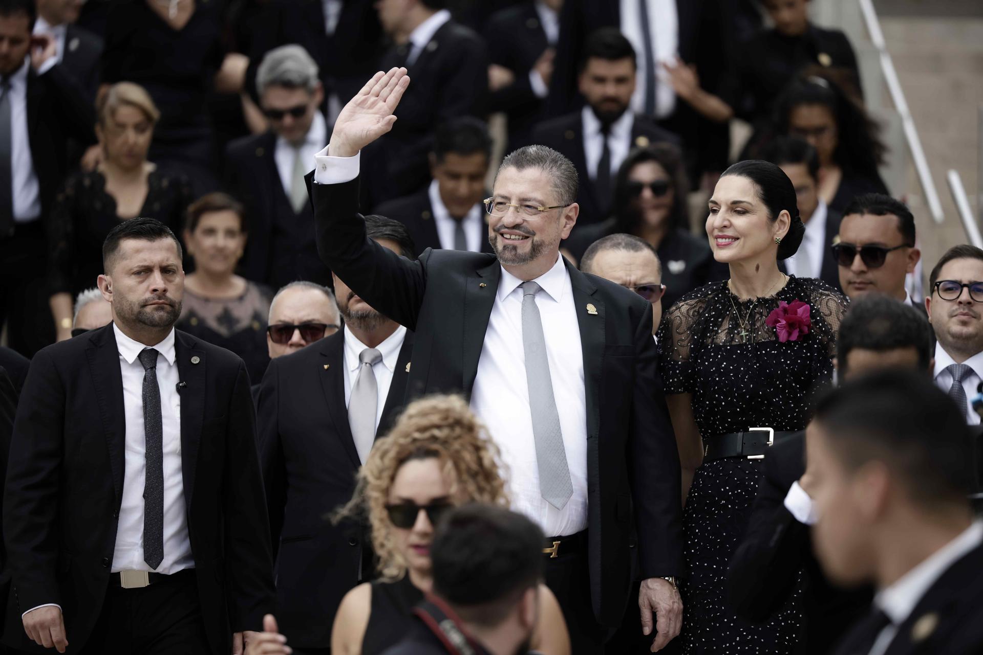 El presidente de Costa Rica, Rodrigo Chaves, saluda a sus simpatizantes este lunes, a las afueras del Congreso en San José (Costa Rica). EFE/ Jeffrey Arguedas