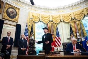 El presidente de EE.UU., Donald Trump (D) junto a Elon Musk (C) durante una conferencia de prensa en la Casa Blanca en Washington (EE.UU.). EFE/EPA/FRANCIS CHUNG / POOL