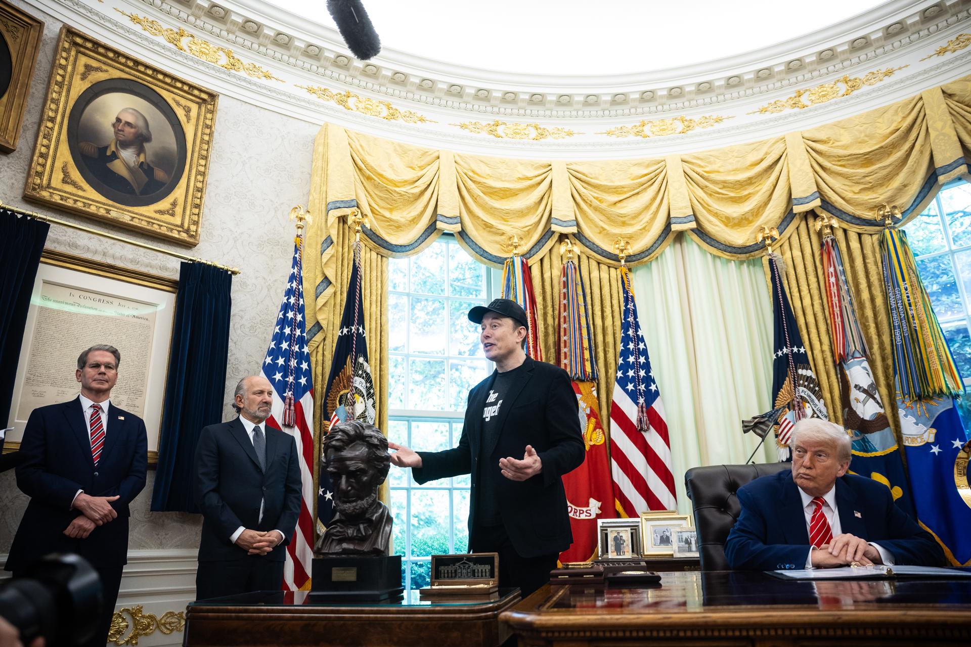El presidente de EE.UU., Donald Trump (D) junto a Elon Musk (C) durante una conferencia de prensa en la Casa Blanca en Washington (EE.UU.). EFE/EPA/FRANCIS CHUNG / POOL