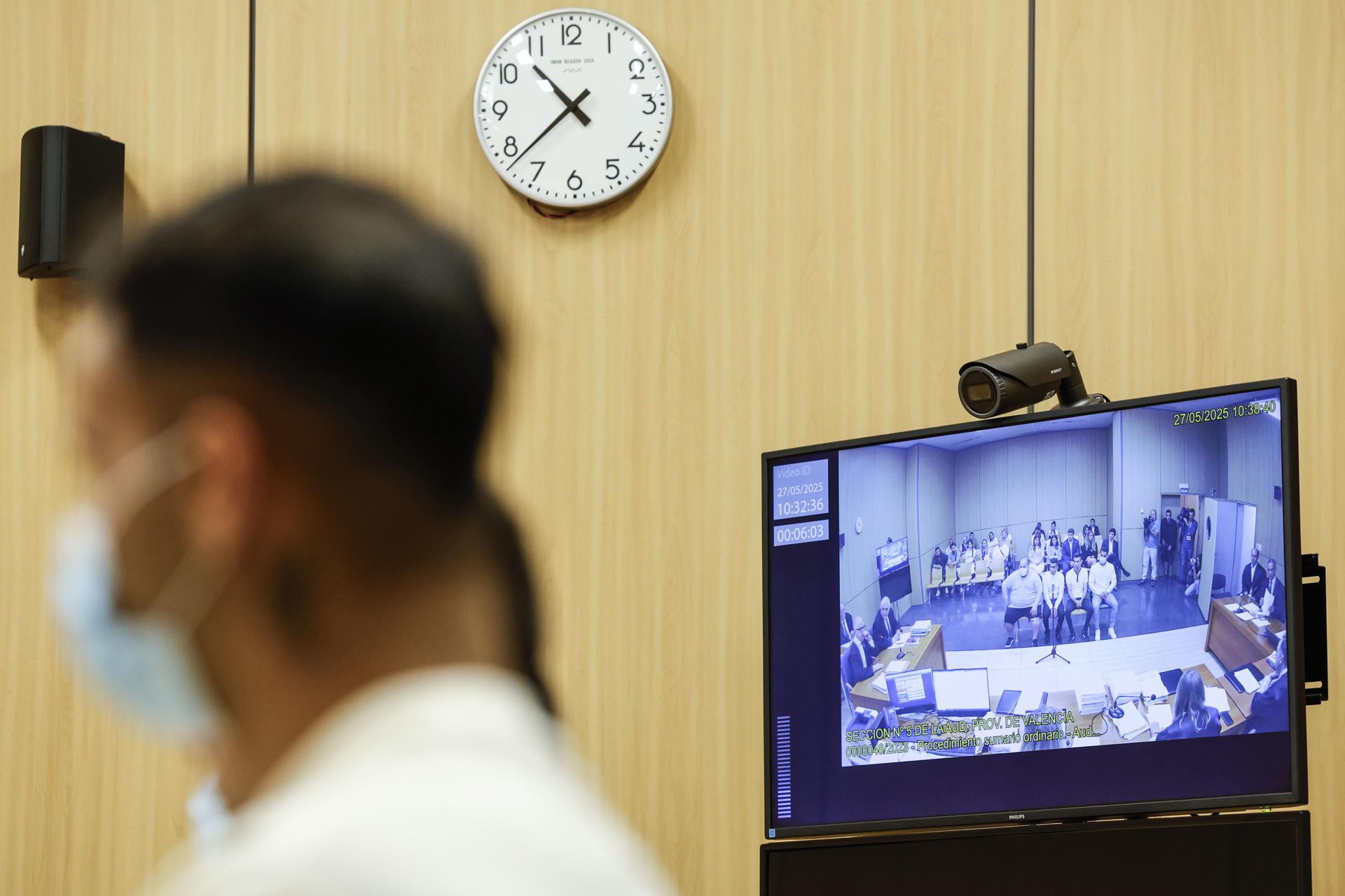 La Audiencia de Valencia juzga a cuatro hombres, a tres de ellos por abusar sexualmente de una menor de 14 años en estado de embriaguez, y al cuarto por un delito de corrupción de menores, por unos hechos que se produjeron el 27 de septiembre de 2020. EFE/Ana Escobar