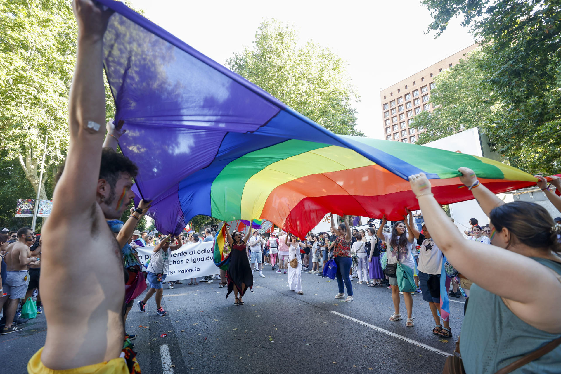 Imagen de archivo de participantes en la manifestación del Orgullo en 2024 en Madrid. EFE/Javier Lizón
