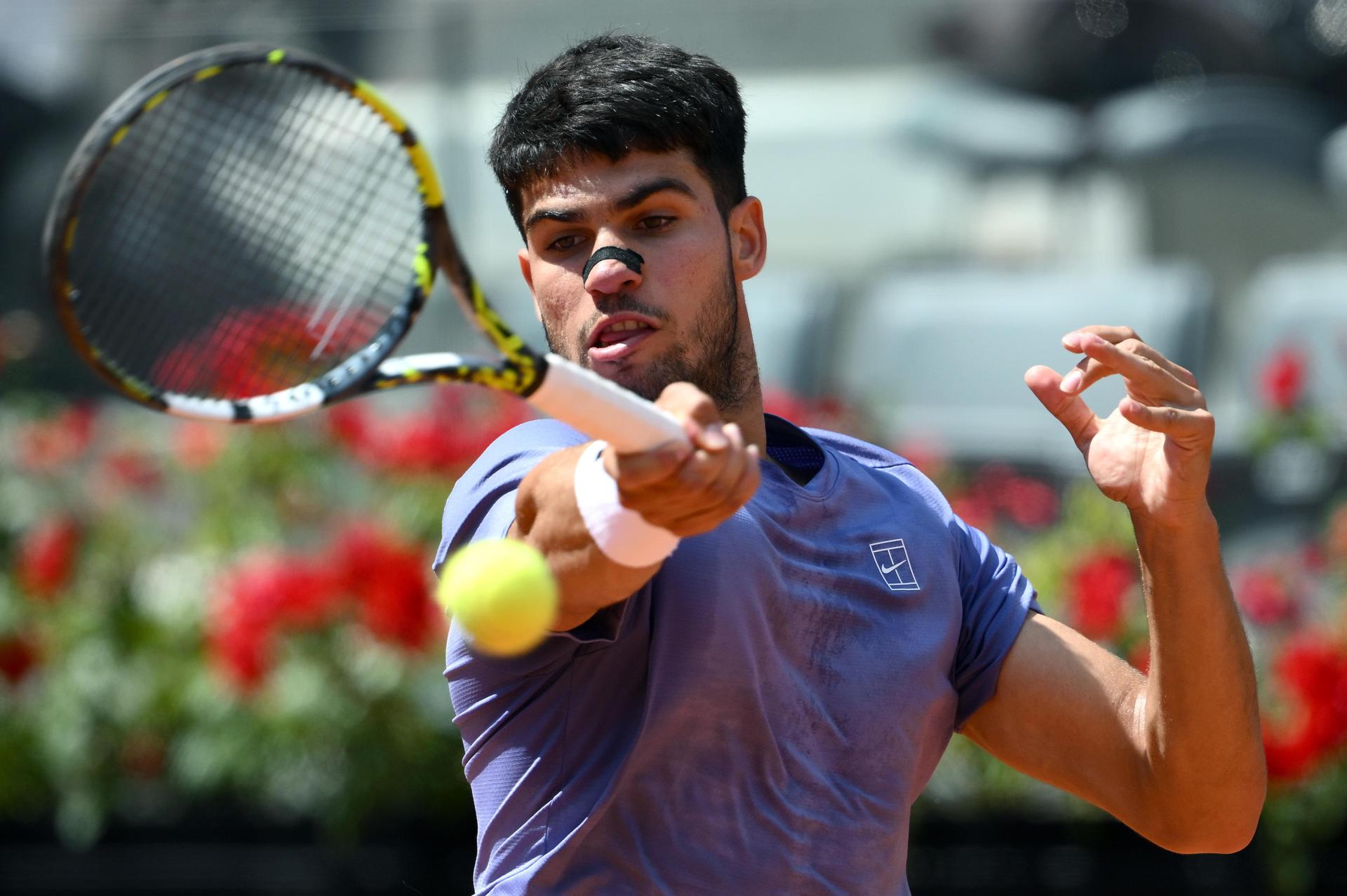 El tenista español Carlos Alcaraz durante el partido ante el ruso Karen Khachanov, correspondiente a octavos de final del ATP Masters 1.000 de Roma EFE/ETTORE FERRARI