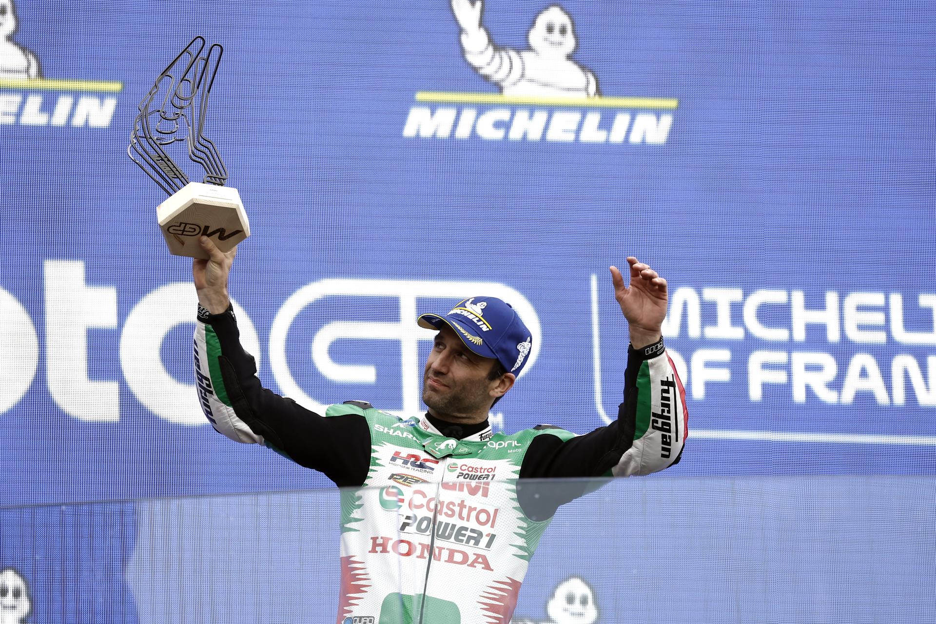 El piloto francés Johann Zarco (Honda) celebra en el podio después de ganar la carrera de MotoGP del Gran Premio de Francia en Le Mans. EFE/EPA/YOAN VALAT