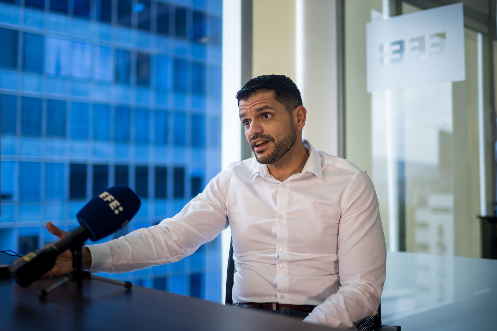 Fotografía del opositor venezolano Rodrigo Campos hablando durante una entrevista con EFE en Caracas (Venezuela). EFE/ Miguel Gutiérrez