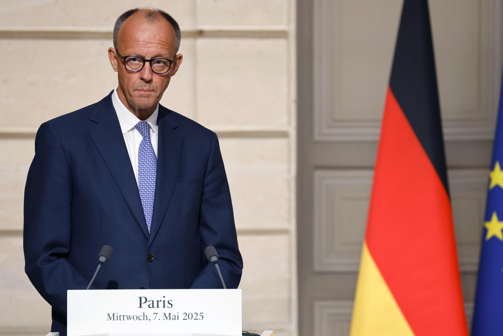 El canciller alemán Friedrich Merz asiste a una conferencia de prensa conjunta con el presidente francés en el Palacio del Elíseo en París, Francia, el 07 de mayo de 2025. El canciller alemán visita Francia y Polonia al día siguiente de su elección. (Francia, Alemania, Polonia) EFE/EPA/LUDOVIC MARIN / POOL MAXPPP OUT
```