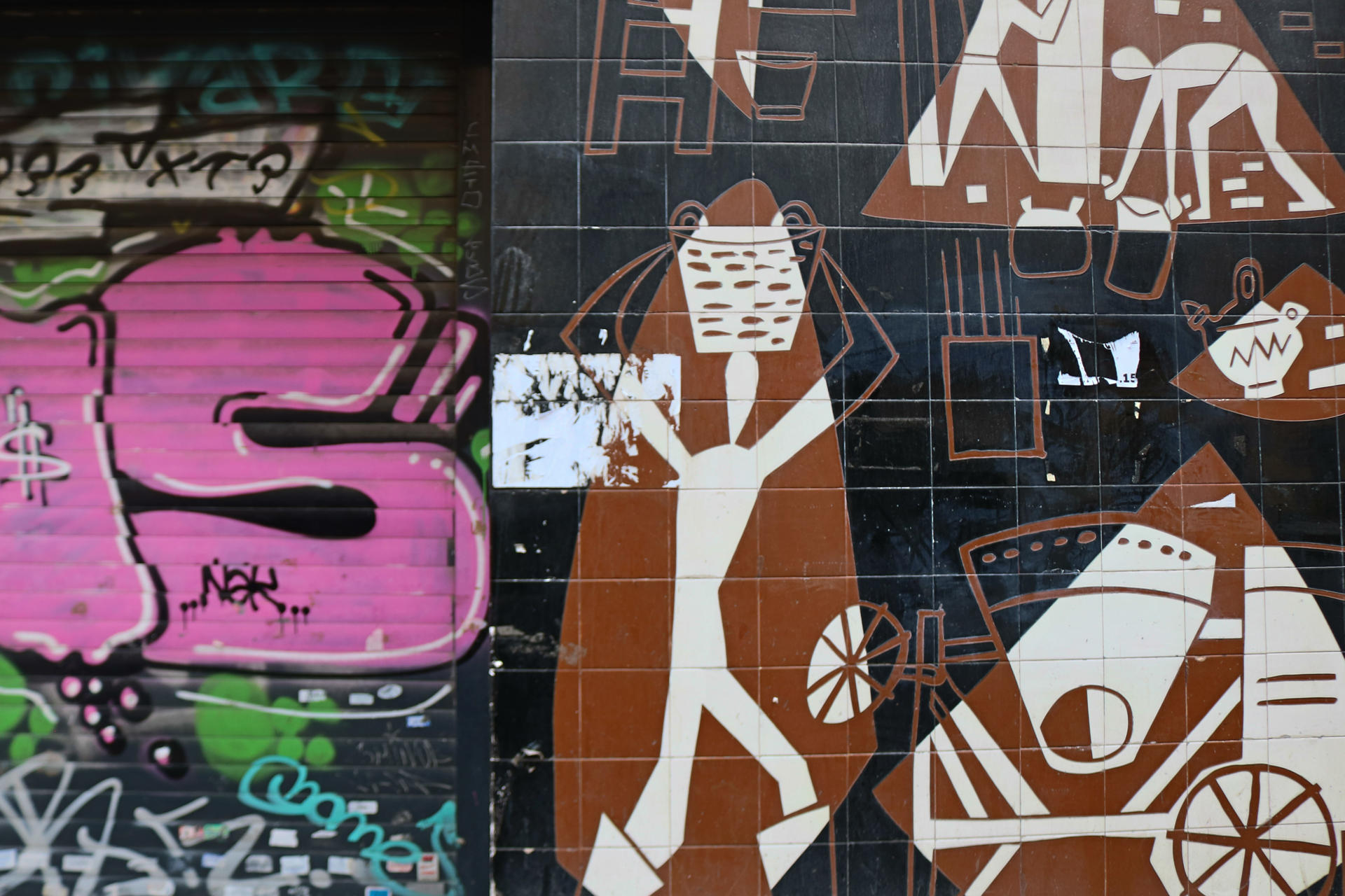 En la madrileña calle de Santa Cruz de Marcenado, entre el icónico Edificio Princesa y, irónicamente, la Casa de Canarias, se erige desde hace más de 70 años un mural del artista César Manrique (1919-1992), carcomido por la suciedad y el paso del tiempo, e inspirado en el mundo de la construcción. EFE/Pepi Cardenete