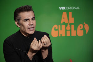El actor mexicano Adrián Uribe habla durante una entrevista con EFE este martes, en Ciudad de México (México). EFE/ José Méndez