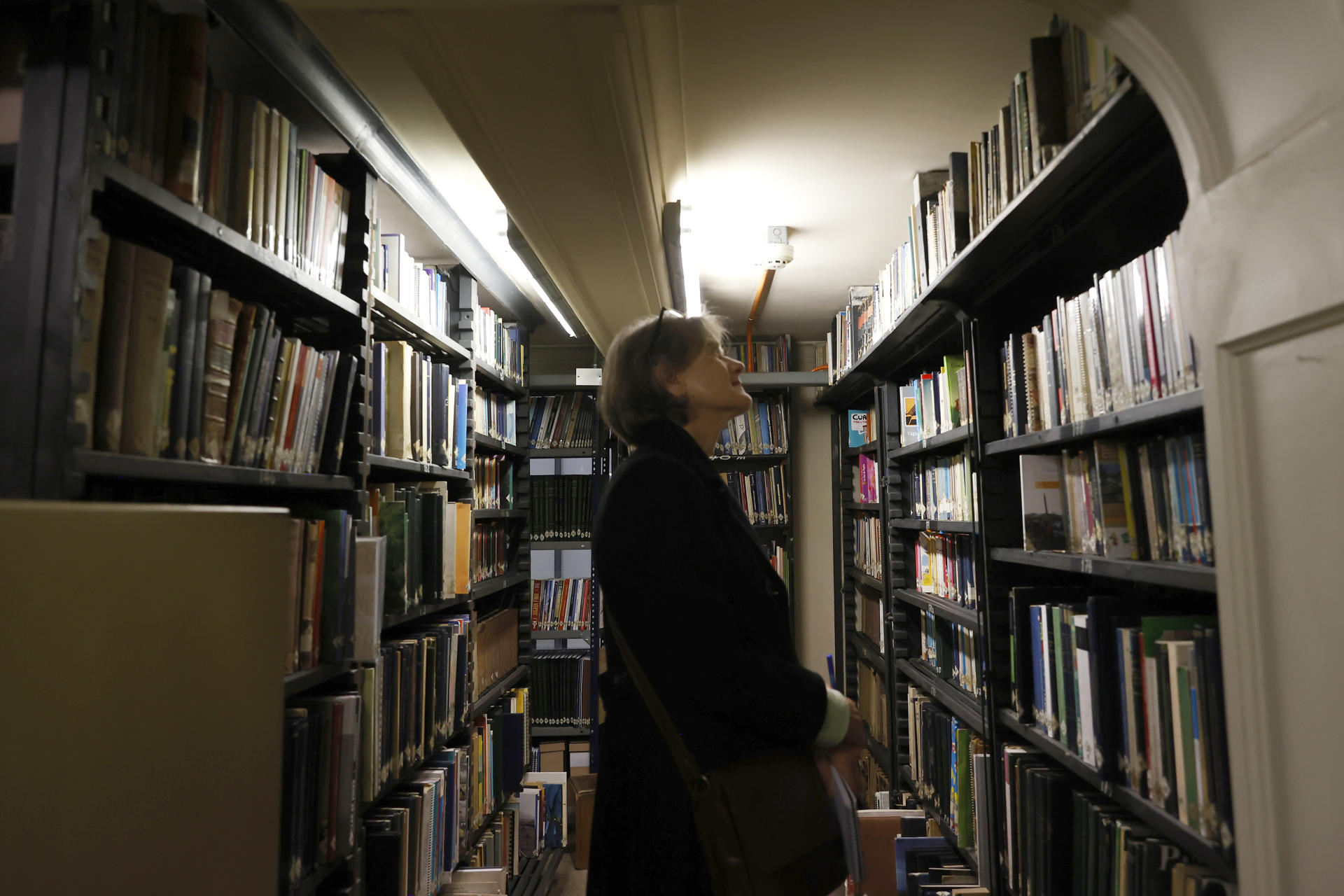 Una persona observa estantes de libros este martes, en la Biblioteca Nacional de Santiago (Chile). EFE/ Elvis González