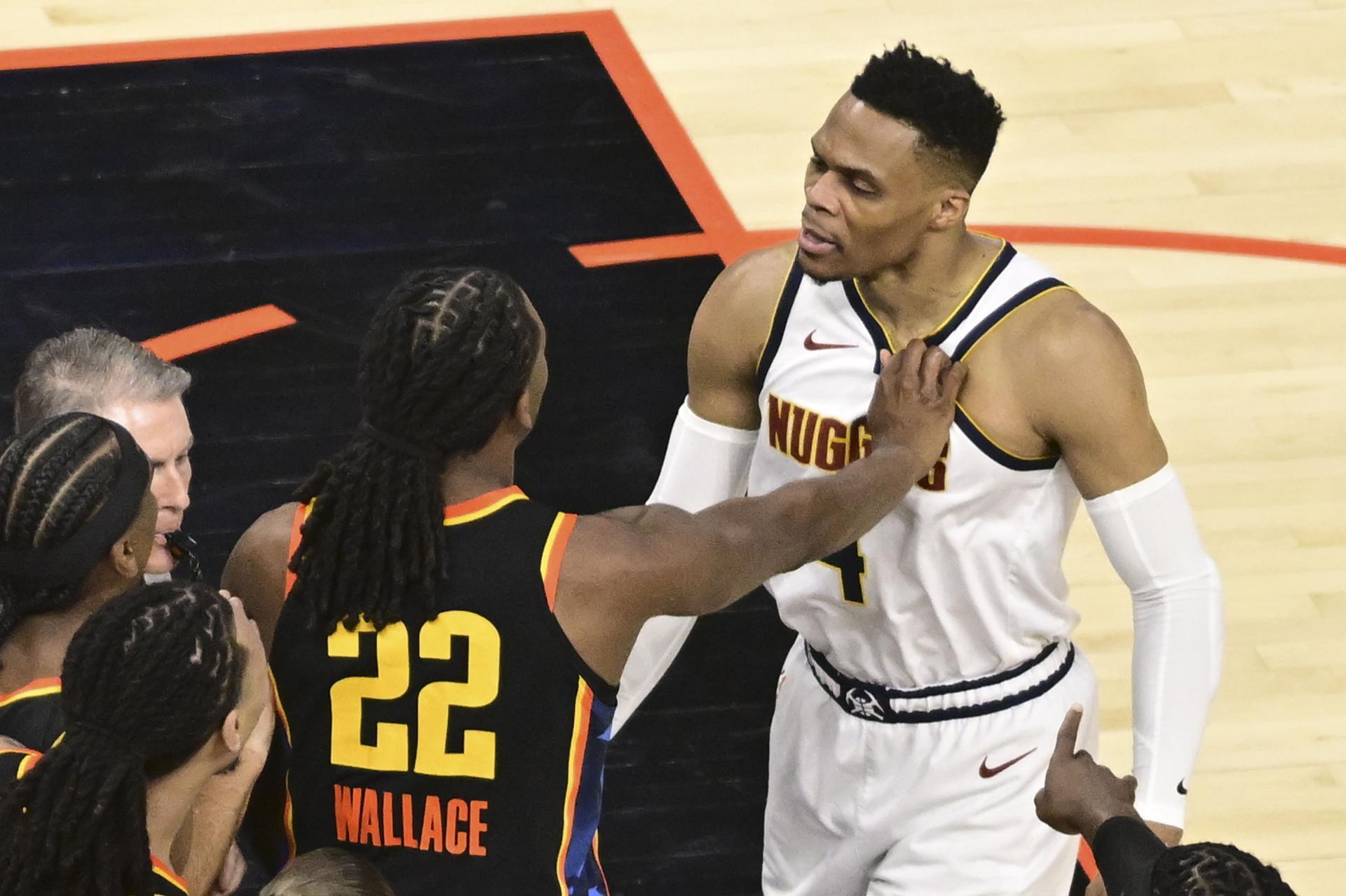 Russell Westbrook (d), de los Denver Nuggets, y Cason Wallace, de los Oklahoma City Thunder, intercambian empellones en un lance del partido que enfrentó a ambos equipos. EFE/EPA/GERALD LEONG SHUTTERSTOCK OUT