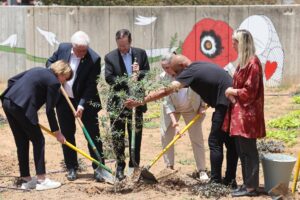 El presidente israelí, Isaac Herzog (3-I), su esposa Michal Herzog (3-D), el presidente alemán, Frank-Walter Steinmeier (2-I), y su esposa Elke Buedenbender (I) plantan un olivo en el lugar donde solía estar la antigua galería de arte Be'eri durante su visita al Kibutz Be'eri, cerca de la frontera con Gaza, sur de Israel, 14 de mayo de 2025. Los dos presidentes asisten a una ceremonia de colocación de la primera piedra en la antigua galería de arte Be'eri que fue destruida durante el ataque de Hamás del 7 de octubre y obtienen una visión general de la nueva galería que se construirá en el futuro en el Kibutz Be'eri. La visita de Steinmeier tiene lugar con motivo del 60 aniversario del establecimiento de relaciones diplomáticas entre Alemania e Israel. (Alemania, Kibutz) EFE/EPA/ABIR SULTAN