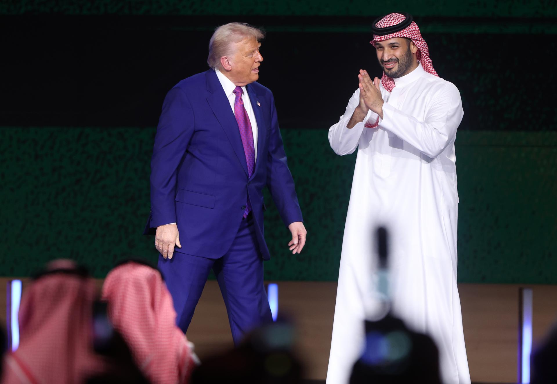 El presidente de EE. UU. Donald Trump (I) y el príncipe heredero saudí Mohammed bin Salman bin Abdulaziz Al Saud (D) asisten al discurso principal en el Foro de Inversión Saudí-Estadounidense en Riad, Arabia Saudí, el 13 de mayo de 2025. El foro se lleva a cabo durante la visita de Estado del presidente de EE. UU. Trump a Arabia Saudí el 13 de mayo. (Arabia Saudí) EFE/EPA/ALI HAIDER