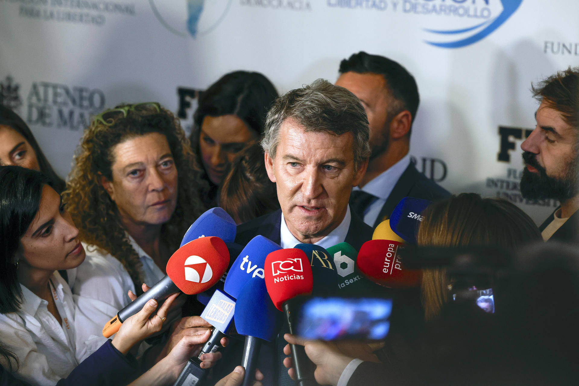 El líder del Partido Popular, Alberto Núñez Feijóo, que ha participado en el 'Foro libertad y democracia' celebrado este miércoles en el Ateneo de Madrid, atiende a los medios. EFE/ Javier Lizón