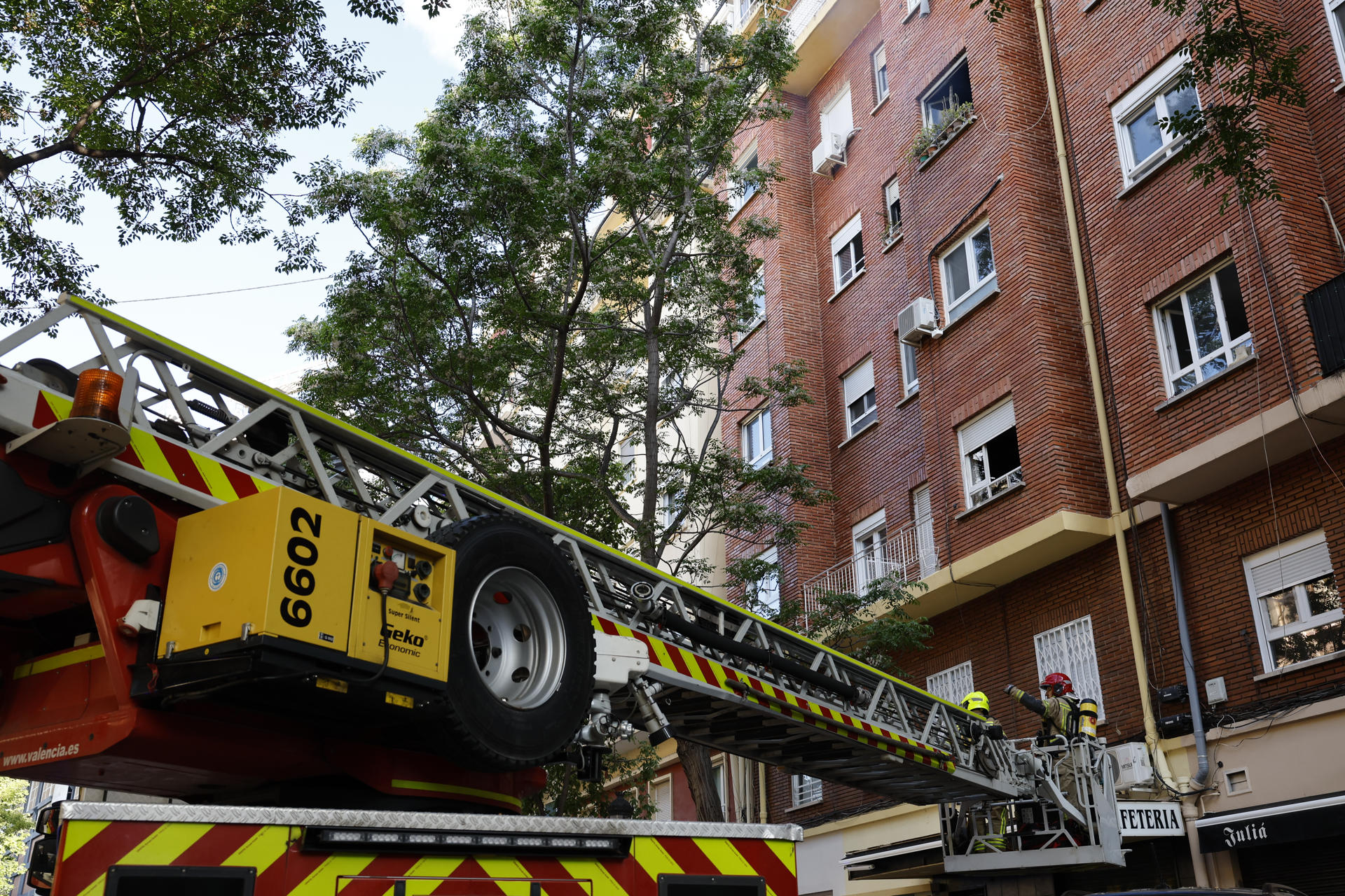 Nueve personas han sido atendidas por inhalación de humo, una de ellas también por quemaduras leves y otra por una crisis de ansiedad, y trasladadas a varios centros hospitalarios tras el incendio declarado esta tarde en una vivienda de un edificio ubicado en la calle Artes Gráficas de València, que ya está extinguido.Según ha informado Emergencias de la Generalitat, al lugar se han movilizado 9 dotaciones de bomberos de València y el Centro de Información y Coordinación de Urgencias (CICU) ha desplazado 4 ambulancias Samu, 2 del Servicio Vital Básico (SVB), 1 TNA y el USC València.-EFE/ Ana Escobar