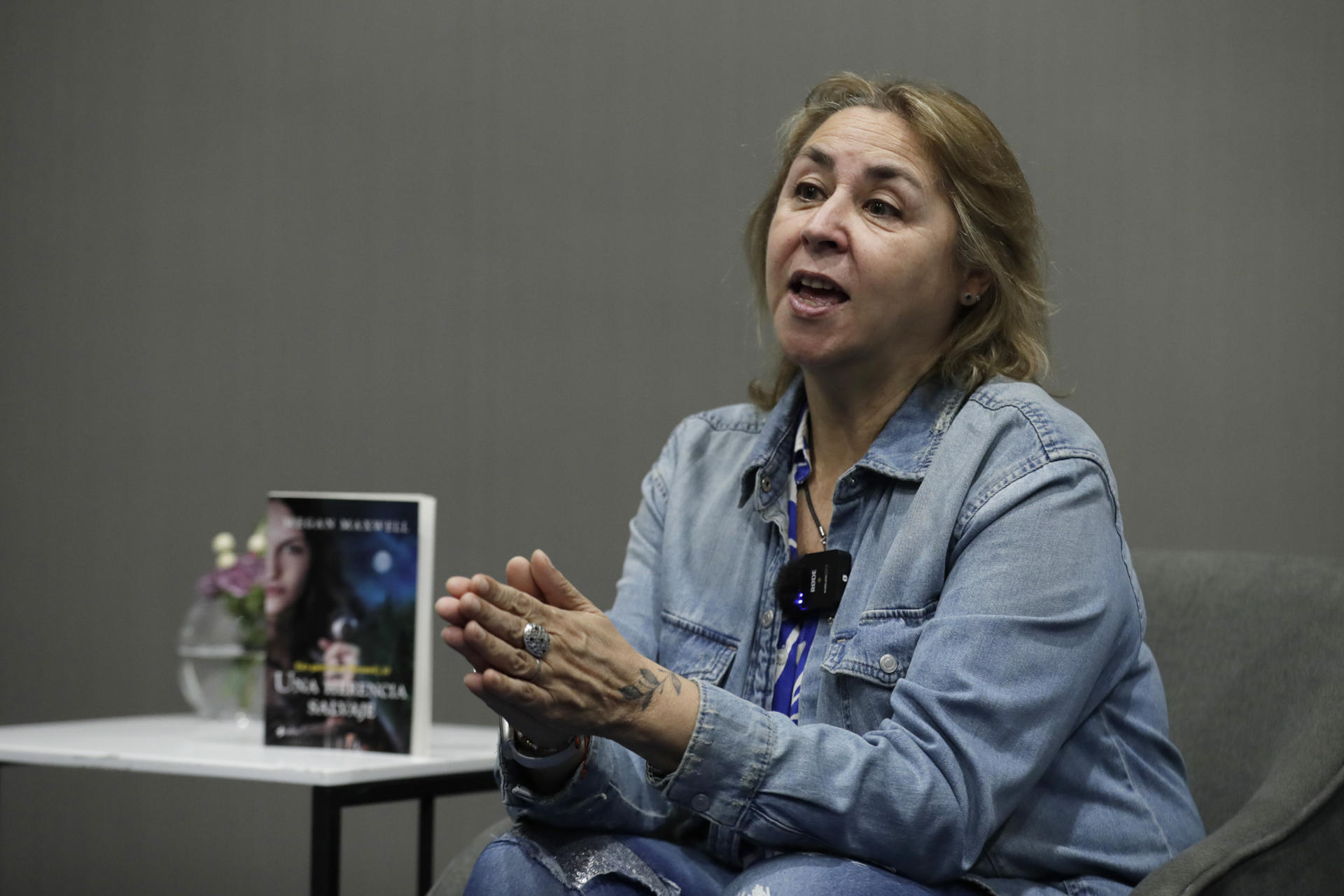 La escritora española Megan Maxwell habla durante una entrevista con EFE este viernes, en Bogotá (Colombia). EFE/ Carlos Ortega