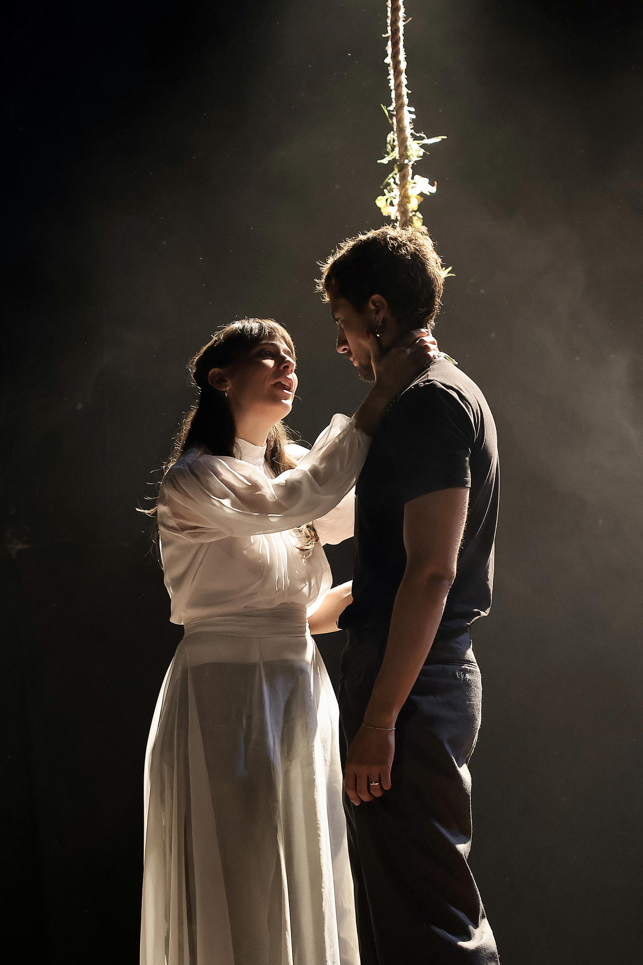 Fotografía del 9 de mayo de 2025, de los actores de la obra 'Bodas de sangre' Ana Guzmán (i) y Romanni Villicaña (d), en un ensayo previo al estreno en el Foro Shakespeare de Ciudad de México (México). EFE/ José Méndez
