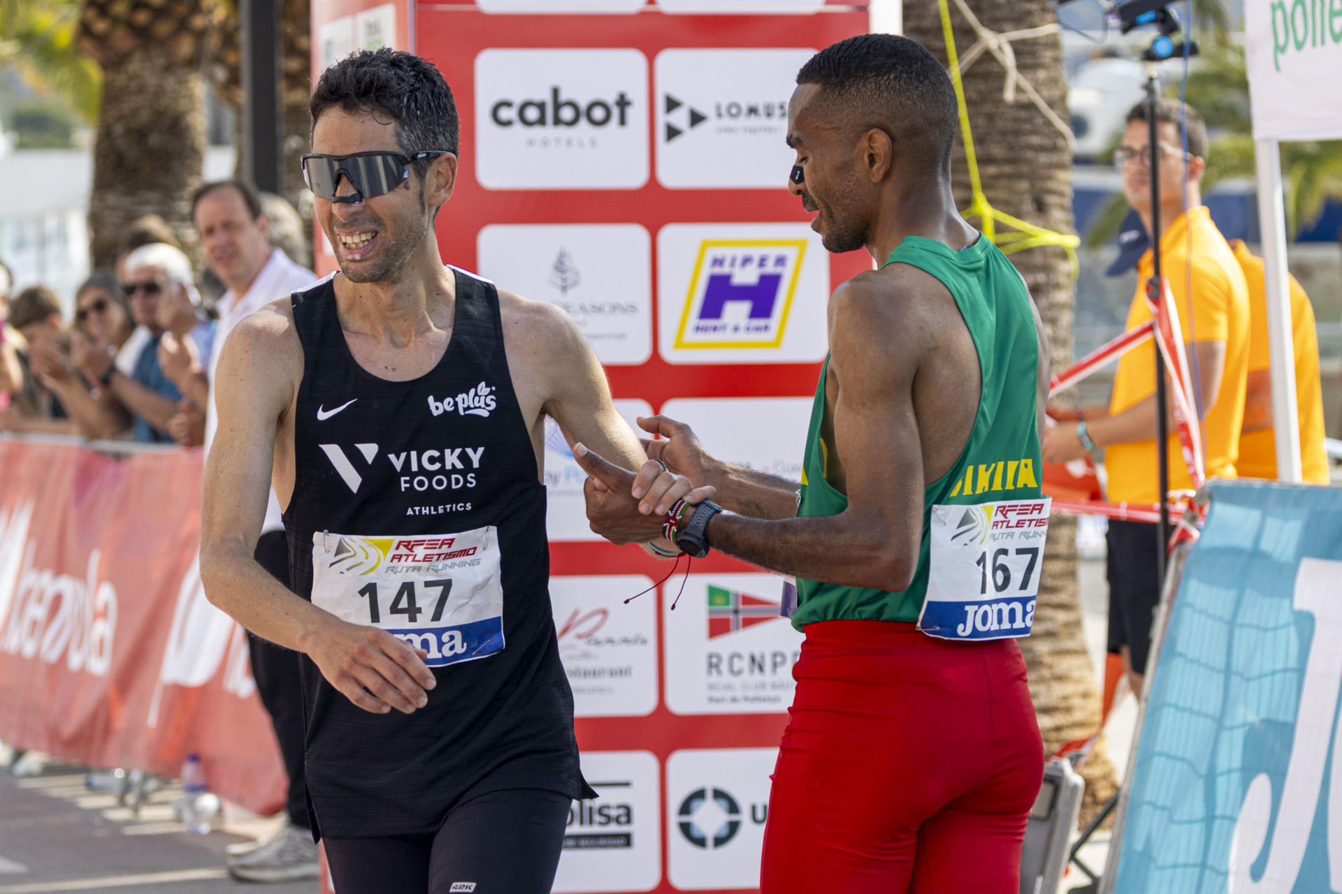 El atleta Javier Guerra (i) que felicita a Abdennasser Oukhelfen Ben Haddou (d) en la meta del Campeonato de España de Media Maratón Absoluto celebrado en Pollença, Mallorca. EFE/ Cati Cladera
