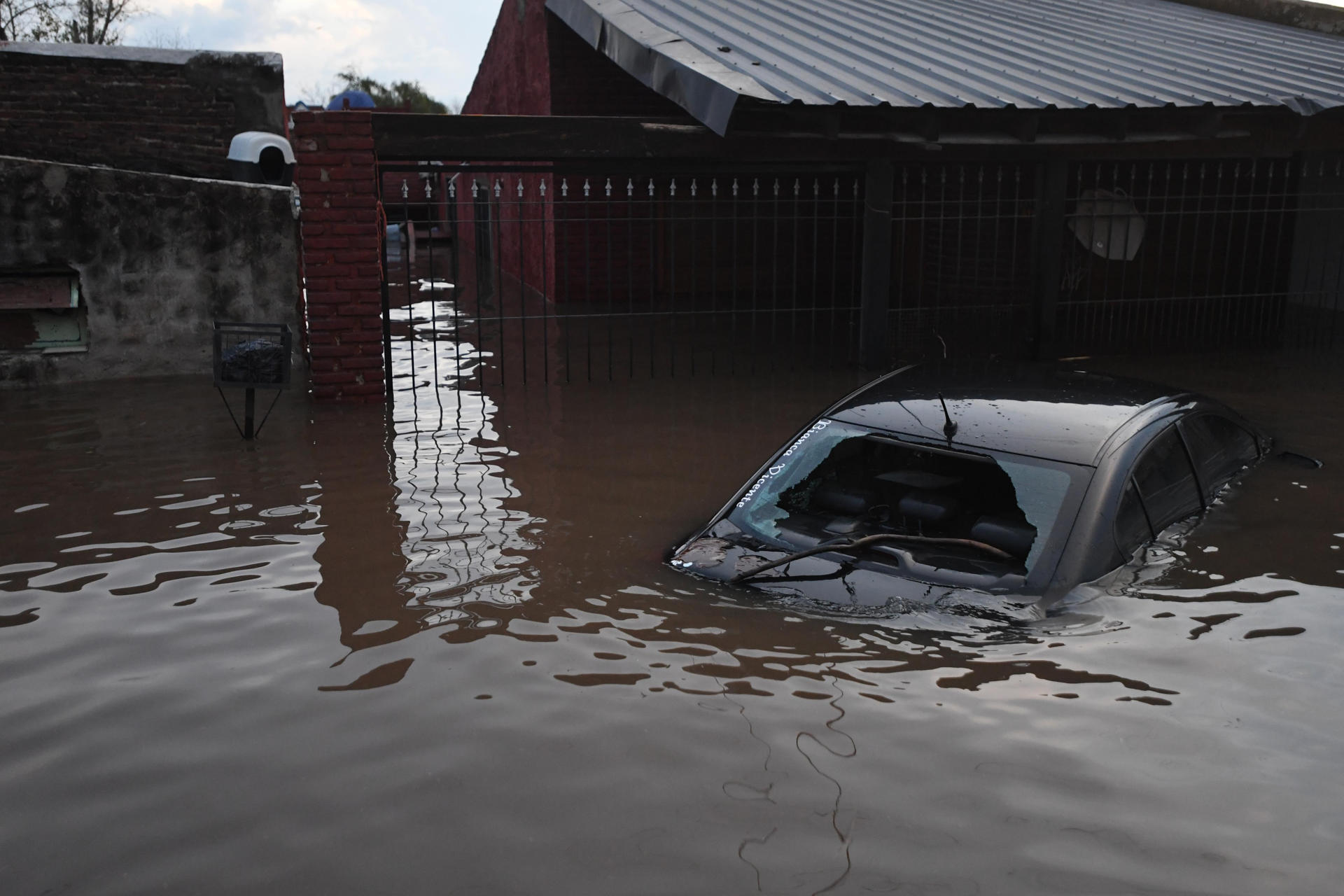 Fotografía de un vehículo hundido en el agua en una calle inundada este sábado, en Campana, Buenos Aires (Argentina). EFE/ STR