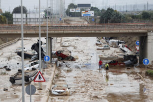 Aspecto de la carretera que une Valencia y Torrent el 31 de octubre de 2024. El año 2024 quedó marcado para siempre en el imaginario colectivo de los españoles por las devastadoras inundaciones en la provincia de Valencia (este) generadas por la dana del 29 de octubre que, con unas precipitaciones que batieron el récord de lluvia máxima en una hora registrada en España, dejaron una profunda cicatriz. El peor balance del temporal es la cifra de víctimas mortales: 222 personas, se busca todavía a otras 4, de todas las edades arrastradas por el agua mientras estaban en sus coches, garajes o en las planta bajas de sus casas. EFE/ Miguel Ángel Polo