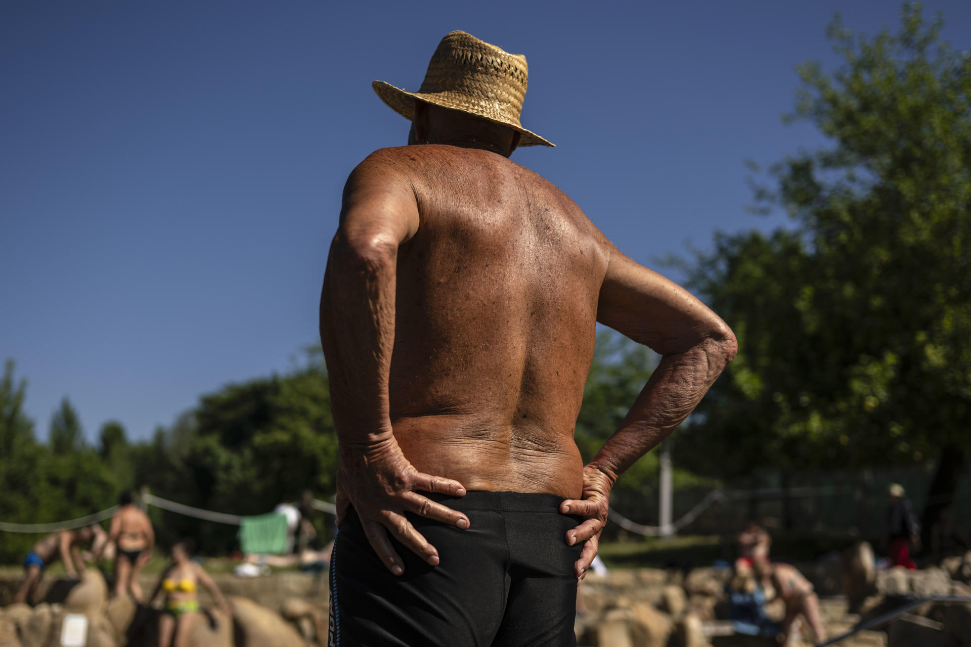 Un hombre en la zona fluvial del río Miño y las termas de A Chavasqueira, este jueves en Ourense (Galicia). EFE /Brais Lorenzo