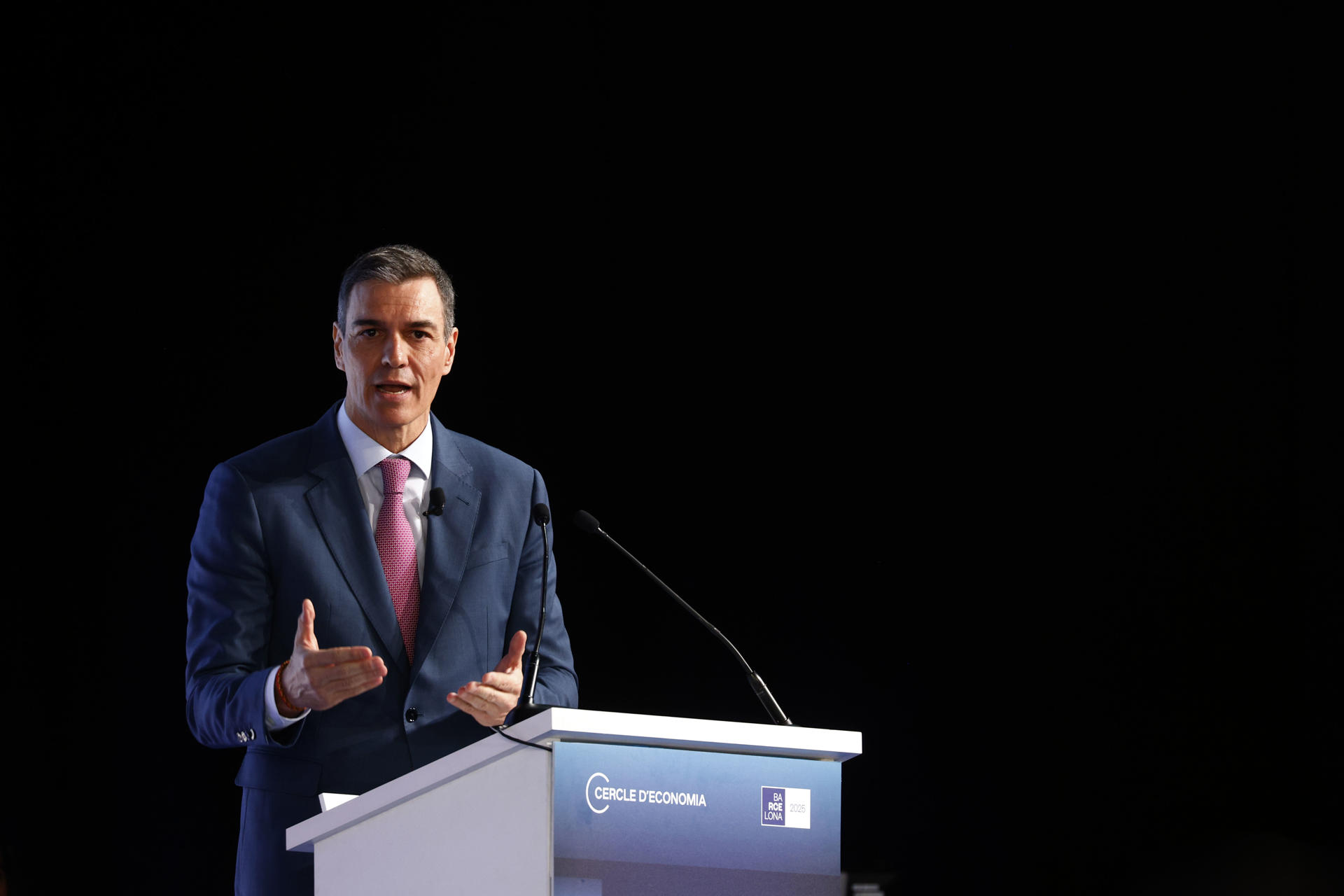 El presidente del Gobierno, Pedro Sánchez, durante su intervención en la inauguración de la reunión anual del Cercle d'Economia, que congrega en su cuadragésima edición a líderes políticos y empresariales bajo el lema 'Europa, wake-up call?', para analizar el convulso contexto geopolítico. EFE/Quique García
