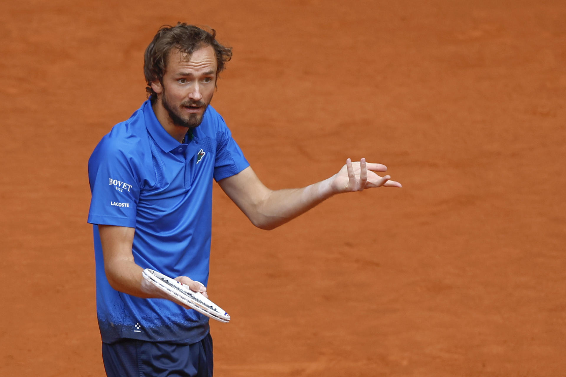 El tenista ruso Daniil Medvedev reacciona durante su partido de cuartos de final del Mutua Madrid Open de tenis disputado contra el noruego Casper Ruud, este jueves en la Caja Mágica, en Madrid. EFE/ Chema Moya