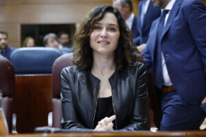 La presidenta de la Comunidad de Madrid, Isabel Díaz Ayuso (d), durante un pleno de la Asamblea en Madrid. EFE/ Mariscal