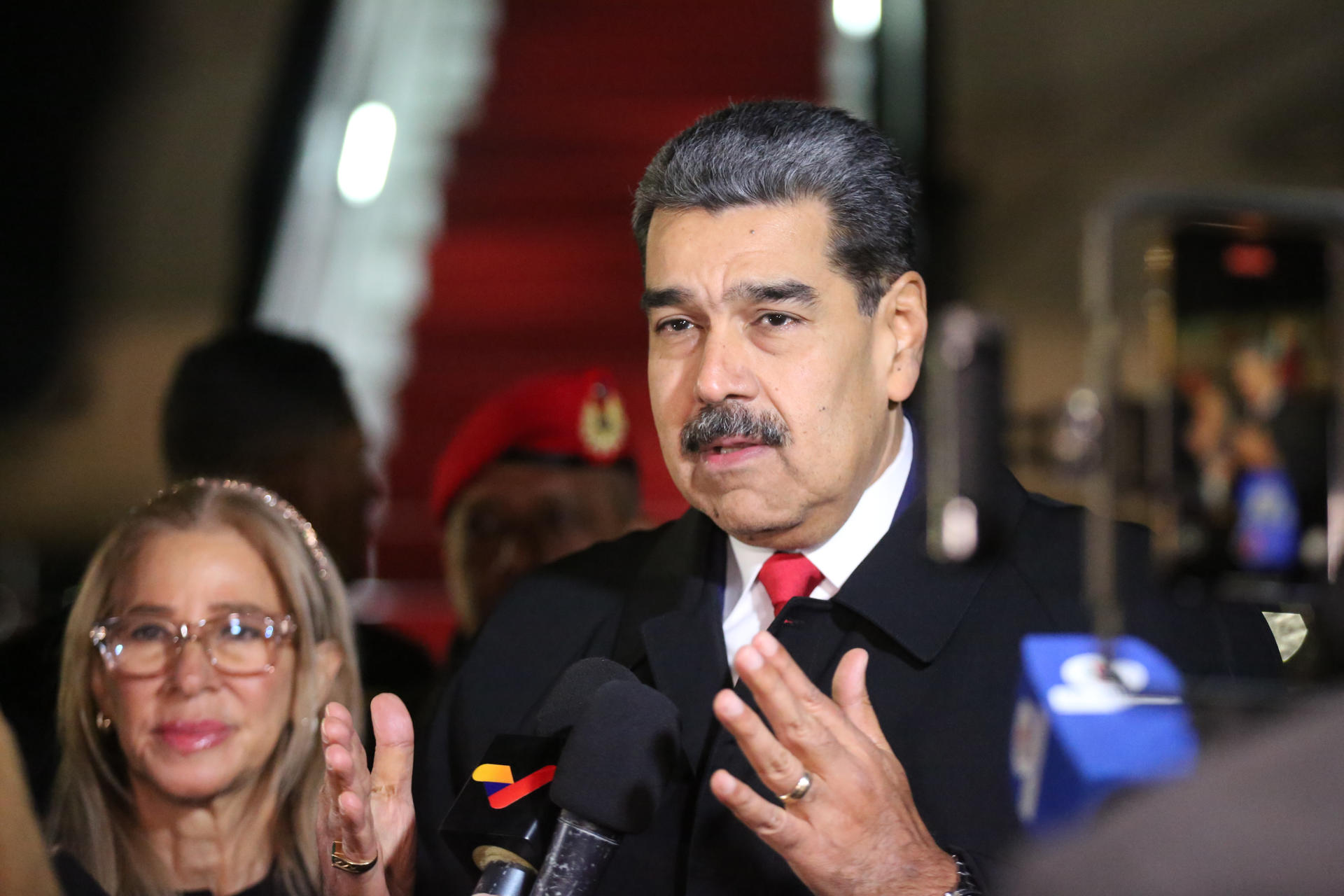 Fotografía cedida del presidente de Venezuela, Nicolás Maduro, y la primera dama, Cilia Flores, hablando con periodistas este 6 de mayo de 2025, en un aeropuerto de Moscú (Rusia). EFE/ Prensa del Palacio de Miraflores