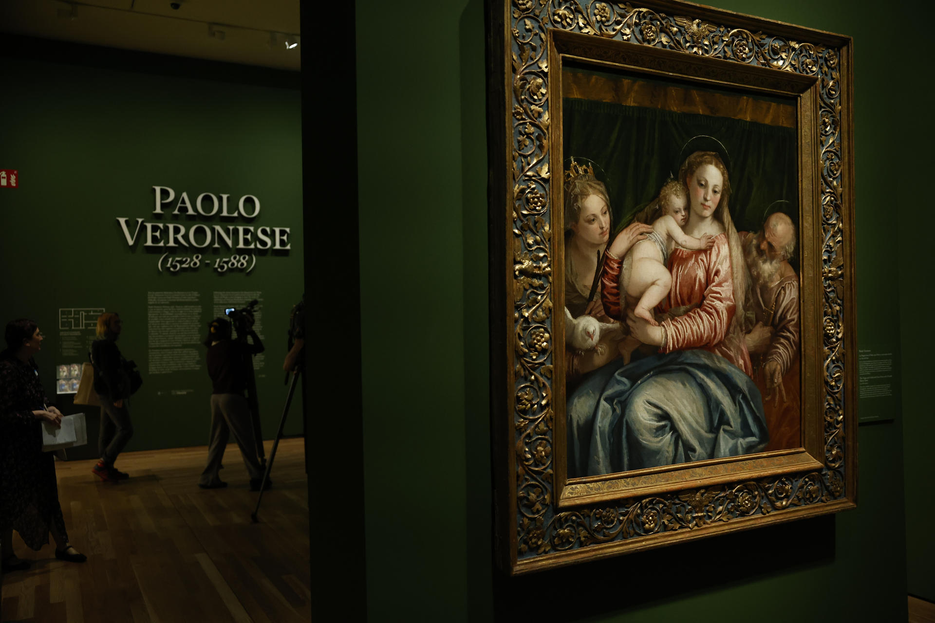 La obra 'La Virgen con el Niño, san Pedro y una santa mártir', de Paolo Veronese, expuesta este lunes en El Prado. El Museo Nacional del Prado presenta Paolo Veronese (1528-1588), la primera gran exposición monográfica en España del artista italiano, que mostrará más de cien obras procedentes de instituciones internacionales. EFE/Chema Moya