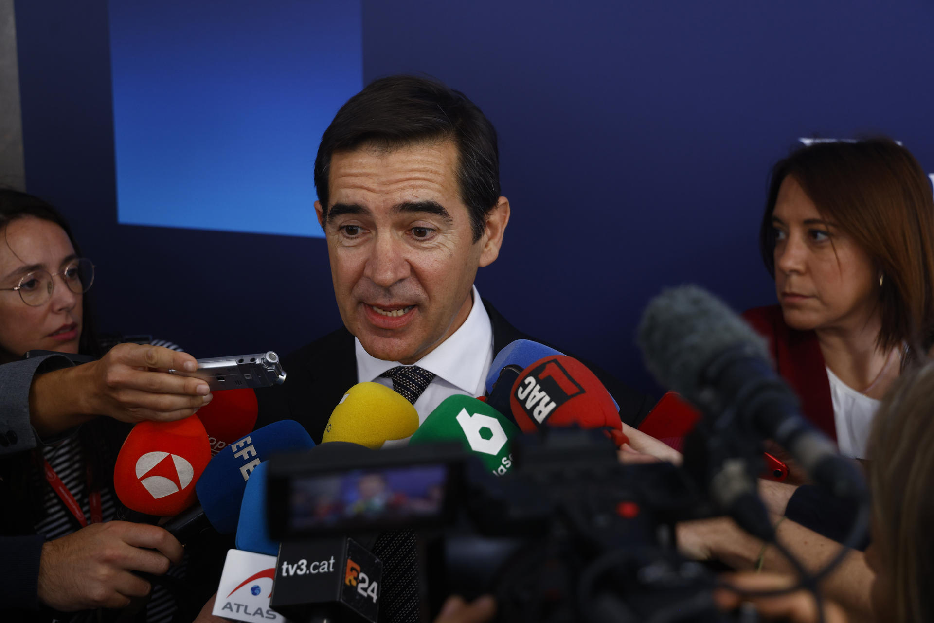 El presidente del BBVA, Carlos Torres, atiende a los medios de comunicación durante la primera jornada de la reunión anual del Cercle d'Economia. EFE/Quique García