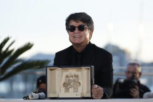 El director de cine iraní Jafar Panahi posa para los medios tras recibir la Palma de Oro del Festival de Cannes por su película 'Un simple accident (Un simple accidente)'. EFE/EPA/GUILLAUME HORCAJUELO