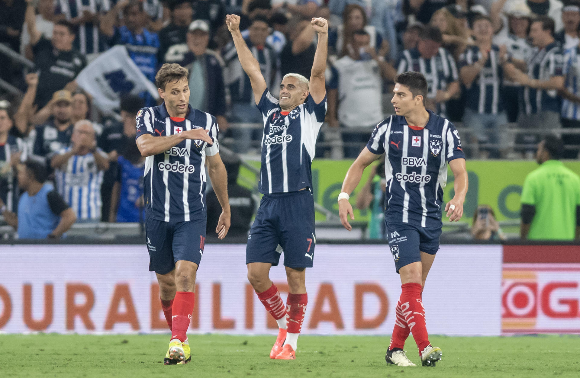 Germán Berterame (c), de Monterrey, festeja un gol ante Pumas, en el partido correspondiente al Play In 2 del Torneo Clausura mexicano. EFE/Miguel Sierra