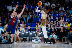 El base nigeriano del Girona Ike Iroegbu (d) lanza a canasta este domingo durante un partido de la Liga Endesa de baloncesto, en el Palau Blaugrana de Barcelona. EFE/ Acb Photo / Víctor Salgado