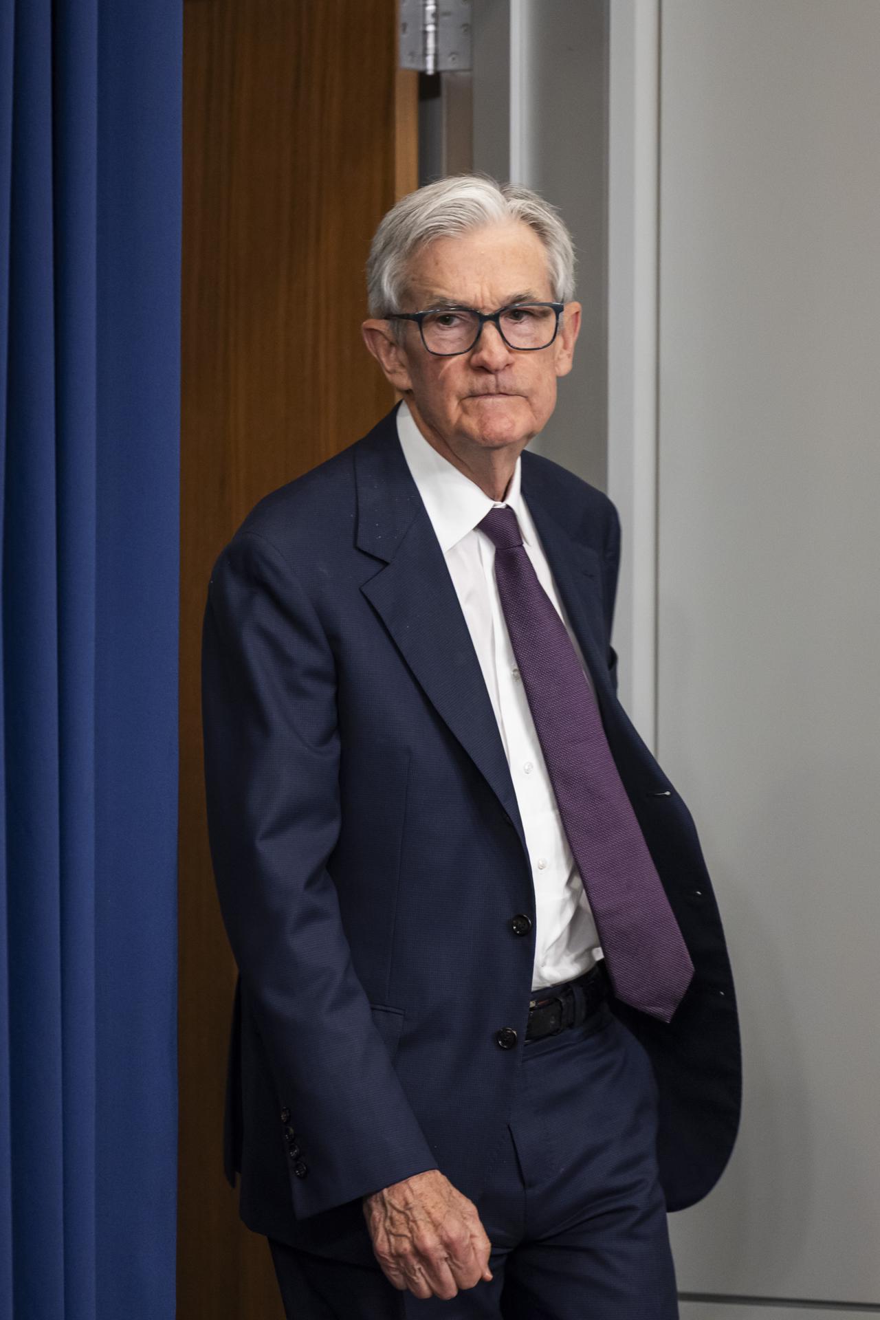 El presidente de la Reserva Federal de EE. UU., Jerome Powell, se prepara para anunciar que la Fed no cambiará las tasas de interés después de su conferencia de política de dos días en Washington, DC, EE. UU., el 7 de mayo de 2025. EFE/JIM LO SCALZO