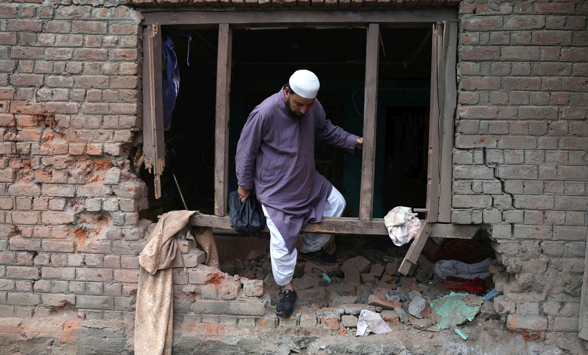 Un aldeano de Cachemira sale de una casa dañada después de los bombardeos transfronterizos de Pakistán, en la aldea de Gingal en Uri, Cachemira administrada por India, 09 de mayo de 2025. Según el Ministerio de Defensa de la India, en la noche del 07 y 08 de mayo de 2025, Pakistán intentó atacar varios objetivos militares en el norte y el oeste de la India utilizando drones y misiles, y en respuesta, las fuerzas armadas indias atacaron radares y sistemas de defensa aérea en varios lugares de Pakistán. EFE/EPA/FAROOQ KHAN