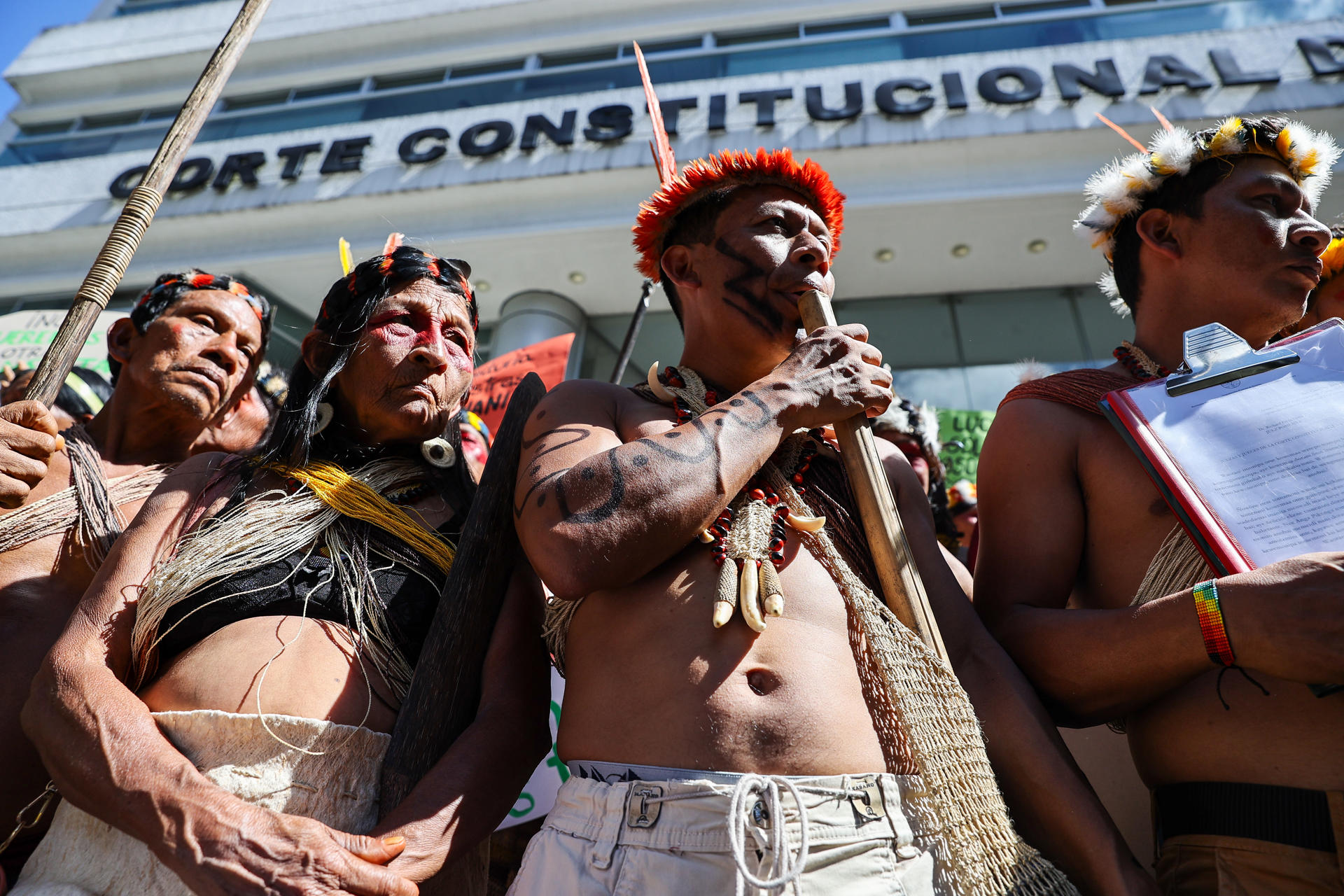 Integrantes de comunidades indígenas waorani se manifiestan durante una marcha este martes, en Quito (Ecuador). EFE/José Jácome