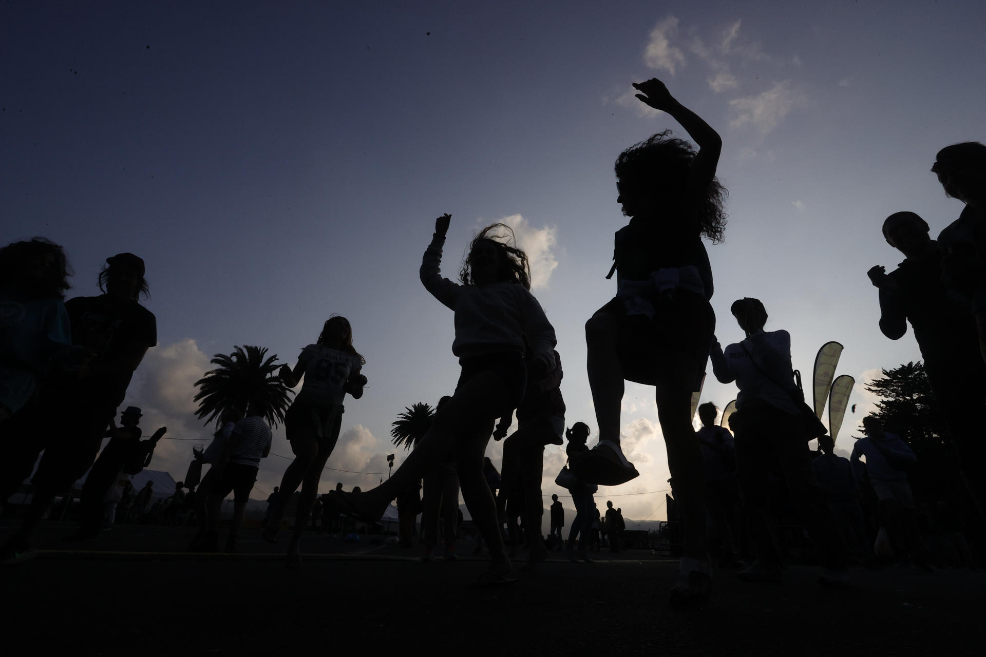 Fotografía de archivo del 15 de julio de 2023 de personas bailando en Ferrol (España). EFE/ Kiko Delgado/ARCHIVO
