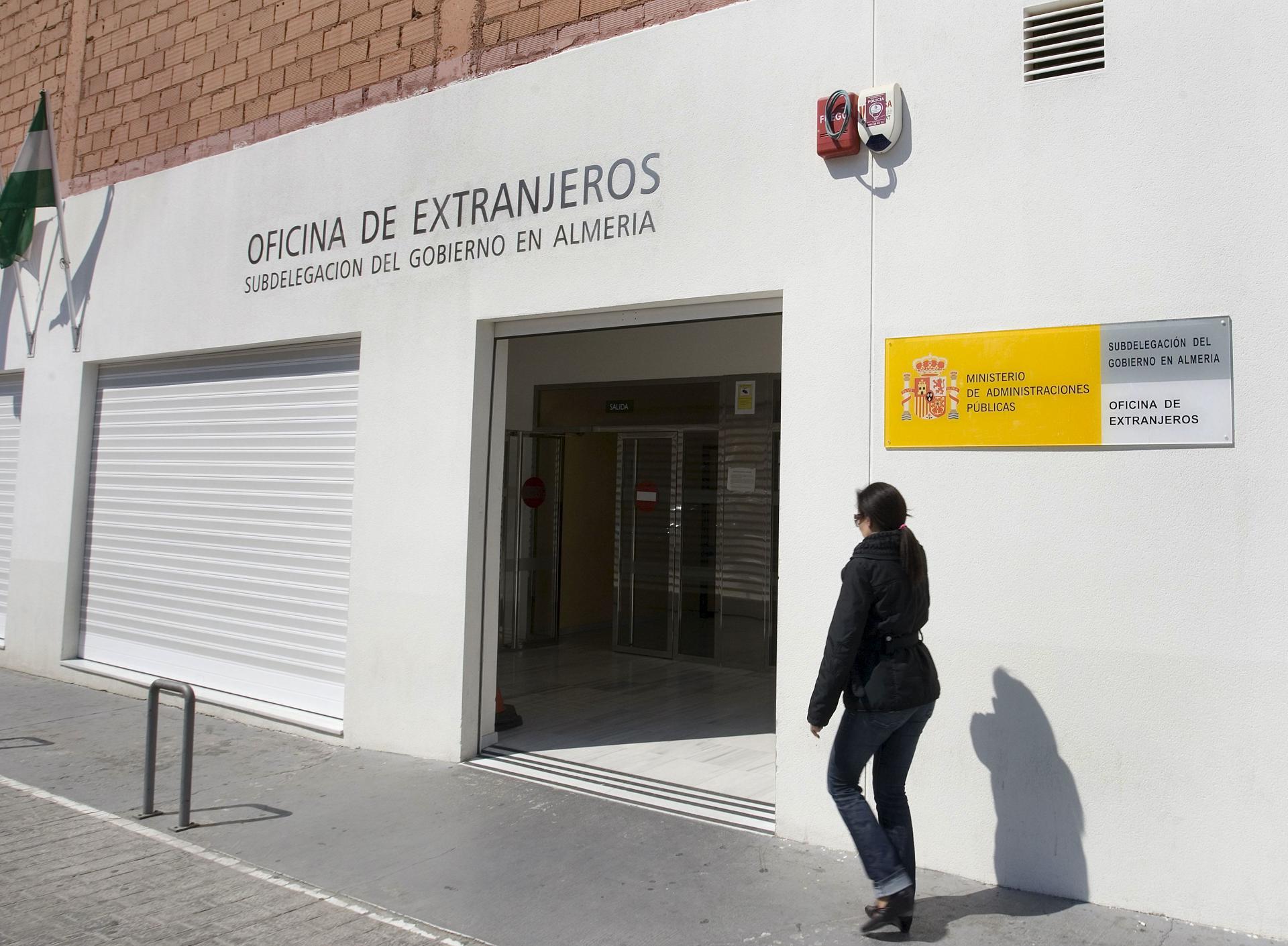 Fachada de la oficina de extranjeria de Almería, en una imagen de archivo. EFE/Carlos Barba