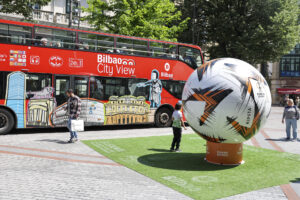 Escultura de un balón gigante conmemorativo en una calle de Bilbao, donde se disputará el próximo miércoles la final de la Liga Europa entre el Tottenham Hotspur y el Manchester United. EFE/Luis Tejido