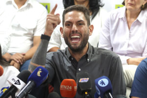 El candidato opositor a gobernador por el estado de Miranda, Juan Requesens, habla durante una rueda de prensa este jueves, en Caracas (Venezuela). EFE/Miguel Gutiérrez