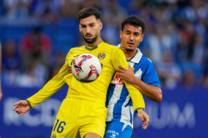 El defensa marroquí del Espanyol Omar El Hiladi (d) pelea una posesión con el centrocampista del Villarreal Álex Baena en foto de archivo de Alejandro García . EFE