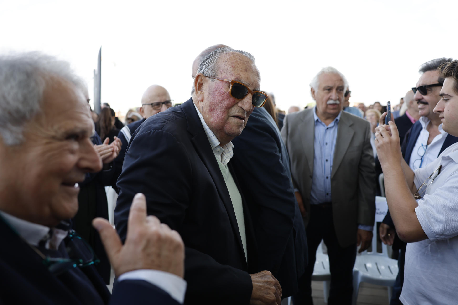 El expresidente de la Diputación de Castellón Carlos Fabra (c) a su llegada al acto junto al expresidente de la Diputación de Valencia, Alfonso Rzsu. EFE/Ana Escobar