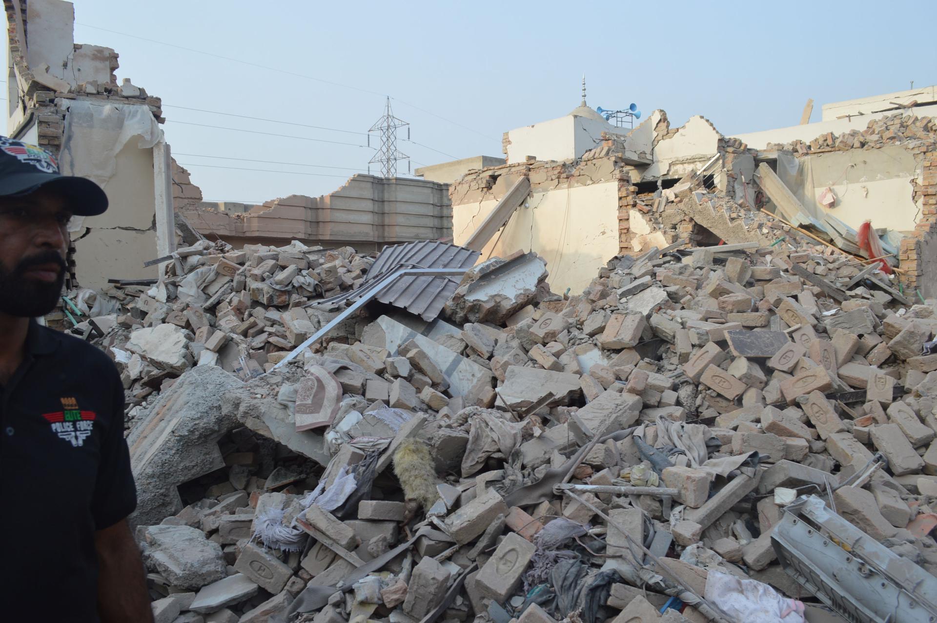 Imagen de una edificación destruida tras un ataque con misiles indios cerca de Bahawalpur, provincia de Punjab, Pakistán, el 7 de mayo de 2025. EFE/EPA/FAISAL KAREEM
