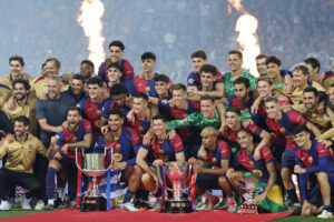 Los jugadores del Barcelona celebran el título de Liga, de Copa y se Supercopa al final del encuentro de la jornada 37 de LaLiga entre FC Barcelona y Villarreal CF disputado este domingo en el Estadio Olímpico de Montjuic. EFE/Toni Albir