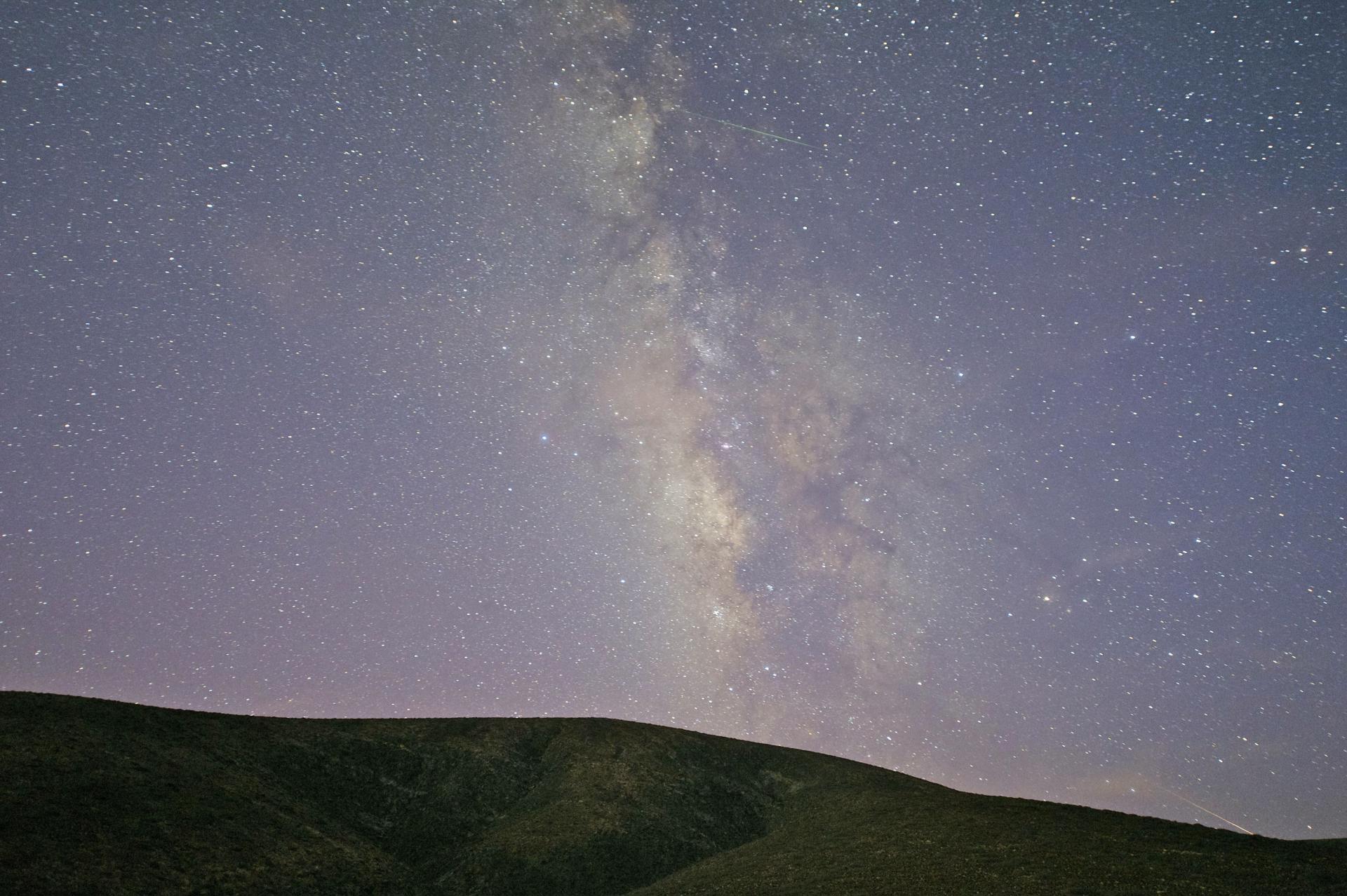 Lluvia de estrellas 'Eta Acuáridas', procedente del cometa Halley, en el Barranco de Ajuy municipio de Pájara (Fuerteventura), en una imagen de archivo. EFE/CARLOS DE SAA