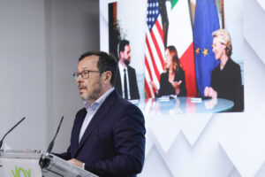 El portavoz de Vox, José Antonio Fúster, durante la rueda de prensa que ha ofrecido tras la reunión del Comité de Acción Política que el partido ha celebrado este lunes. EFE/ Zipi Aragon