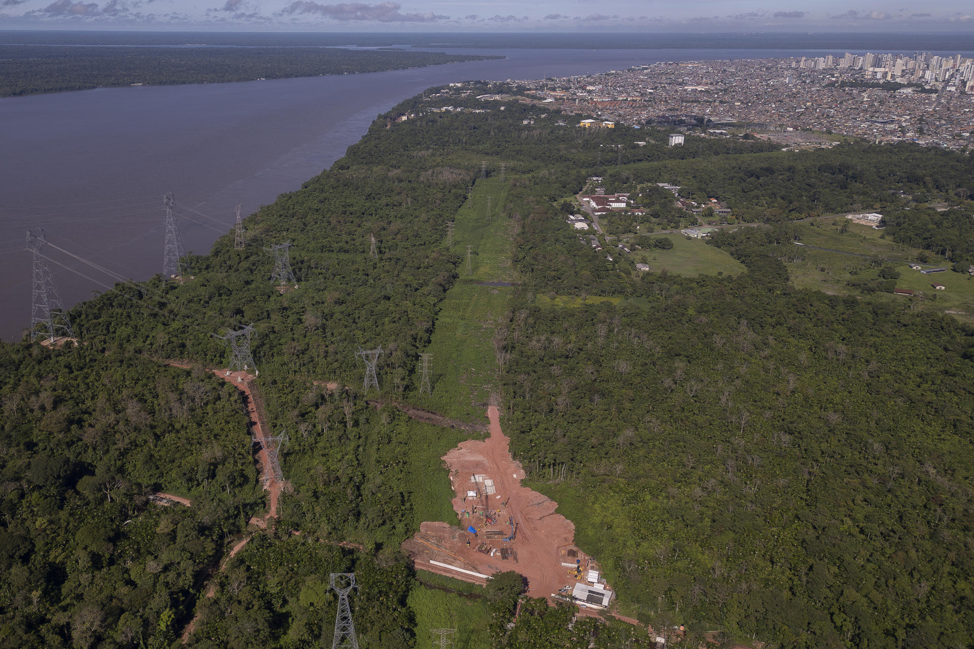 Fotografía aérea que muestra la construcción de la Estrada da Liberdade en medio de la selva (Brasil). Belém acogerá en noviembre la próxima Conferencia sobre el Cambio Climático de la ONU (COP30). EFE/ Isaac Fontana