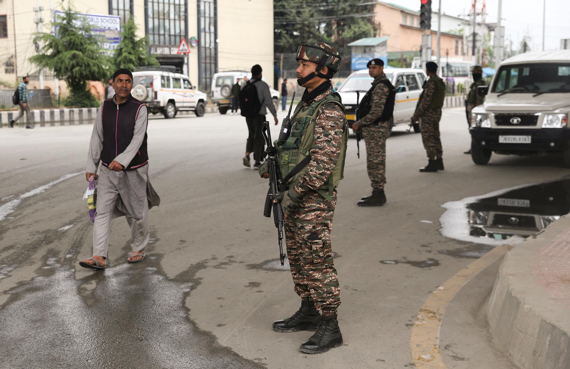 Soldados indios que montan guardia en un puesto de control en una carretera que conduce al aeropuerto después de que se escucharan fuertes explosiones en Srinagar, en la Cachemira india, el 10 de mayo de 2025. EFE/EPA/FAROOQ KHAN