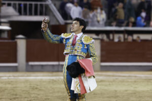 El diestro mexicano Isaac Fonseca tras cortar una oreja a uno de sus astados durante el quinto festejo de la Feria de San Isidro 2025 celebrada en la plaza de toros de Las Ventas, en Madrid. EFE/ Juanjo Martín